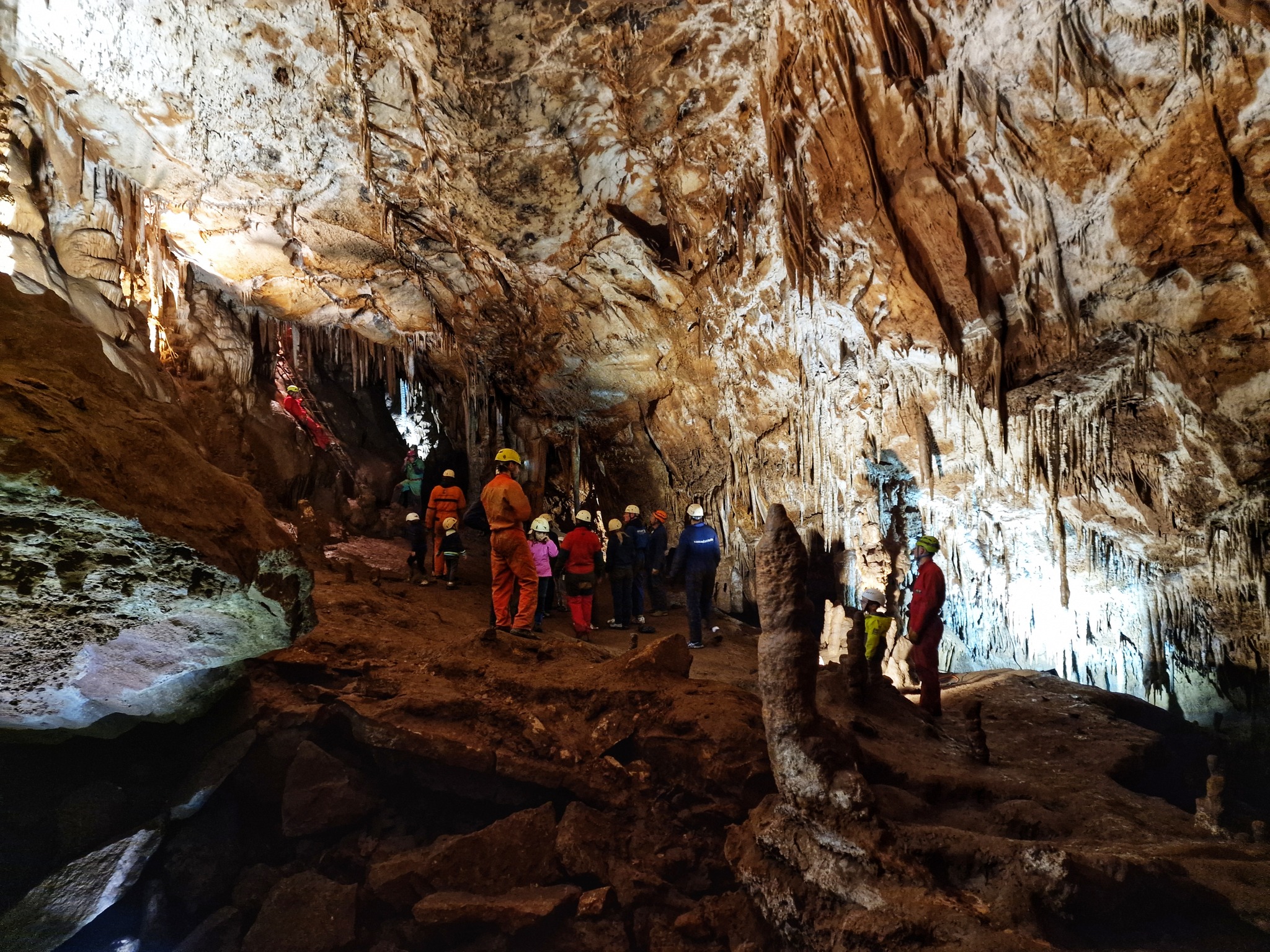 Immagine di speleologi durante l'esplorazione